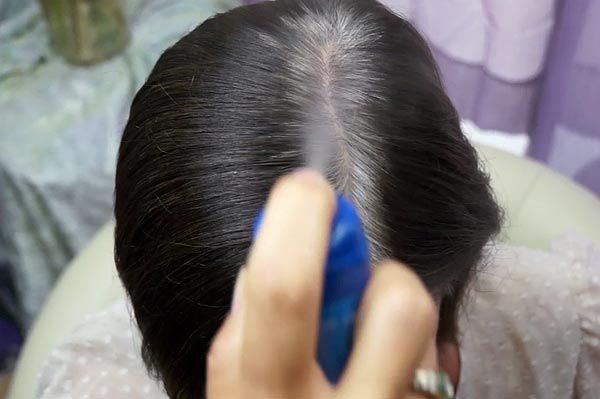 grauer scheitel weg mit haarverdichtung spray